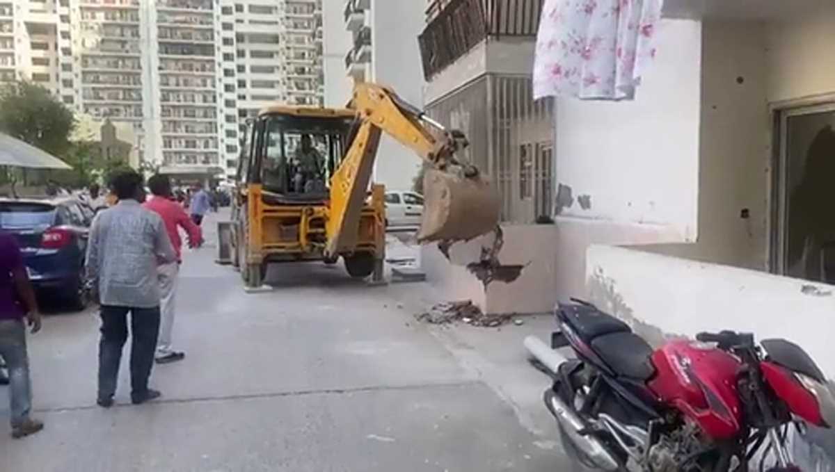 नोएडा अथॉरिटी ने बिल्डर के बनाए अवैध फ्लैट्स पर चलाया बुलडोजर